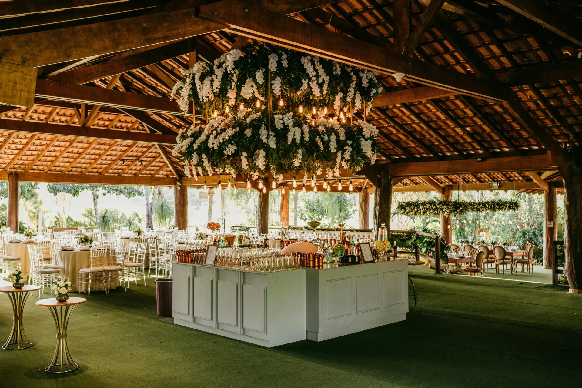 Salón para bodas en una hacienda en La Calera, con decoración de lujo planificada por una wedding planner experta en matrimonios campestres