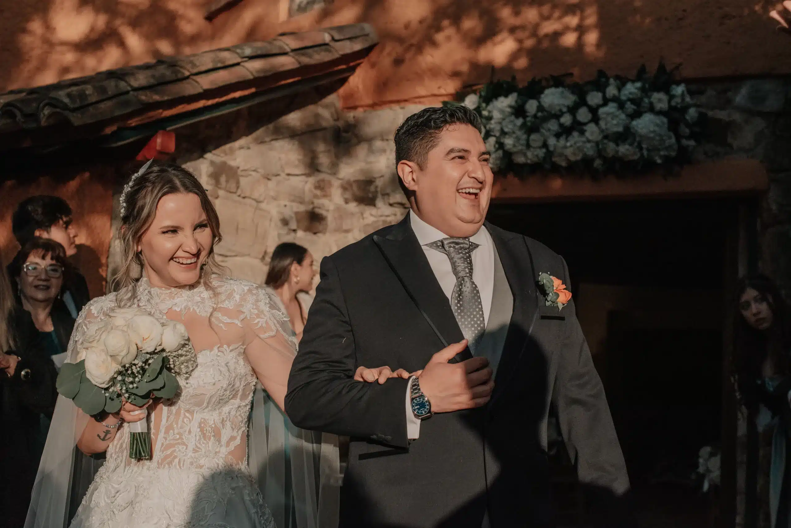 Una boda campestre de lujo es el sueño de muchas parejas, pero coordinar detalles de alta gama —desde el transporte exclusivo hasta una decoración impecable en una hacienda
