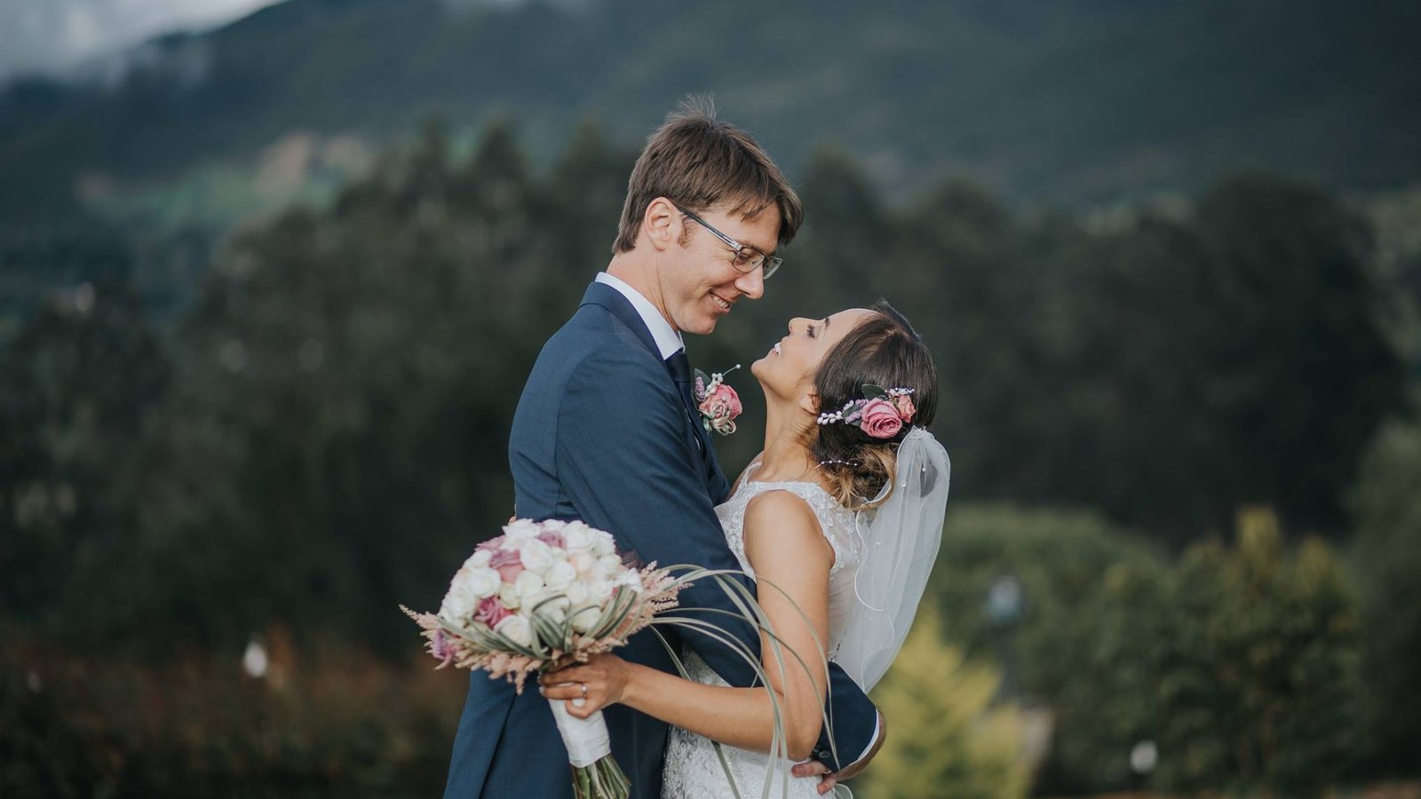 Pareja de novios mirándose frente a frente en un ambiente interior moderno