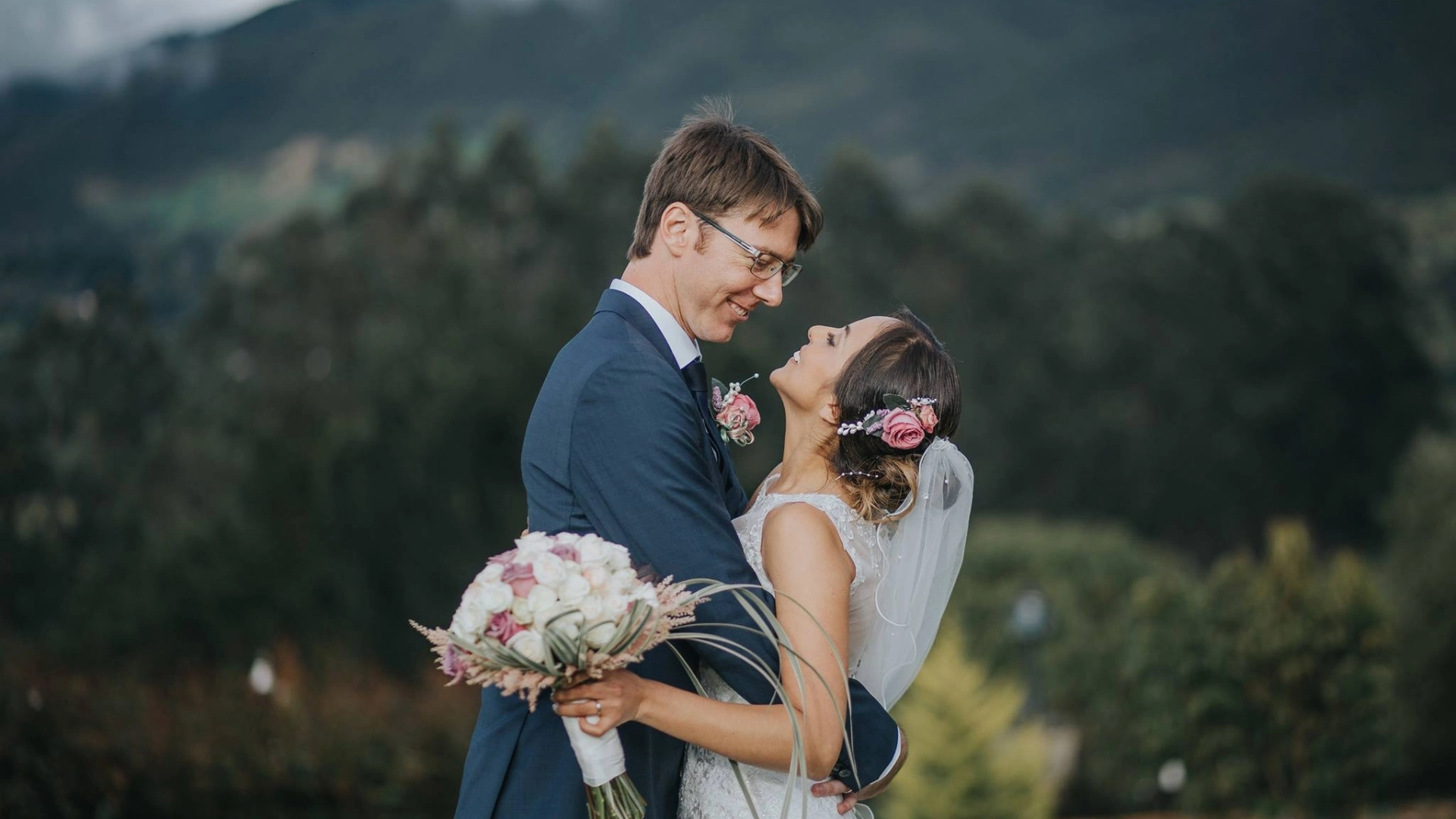 Pareja de recien casados feliz por su boda en colombia 