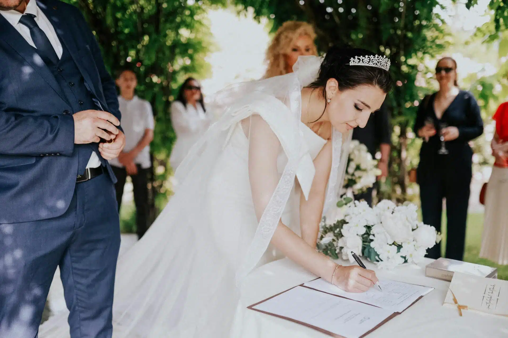 Mujer firmando su acta de boda durante su ceremonia civil al aire libre en bogotá