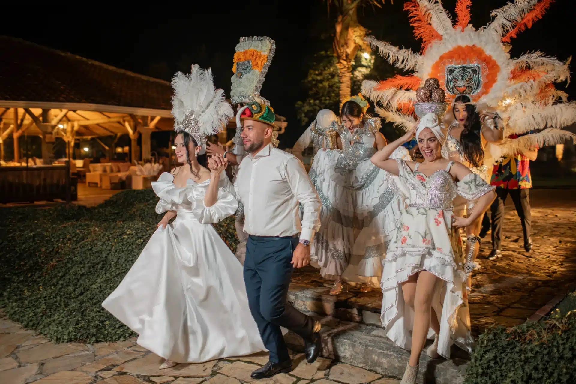 Entrada de esposos con hora loca temática de Carnaval de Barranquilla, show de bodas con personajes tradicionales y música en vivo por Eventos Bella Suiza