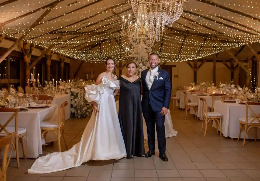 Boda campestre y elegante en Cartagena con ambientación floral y vista colonial