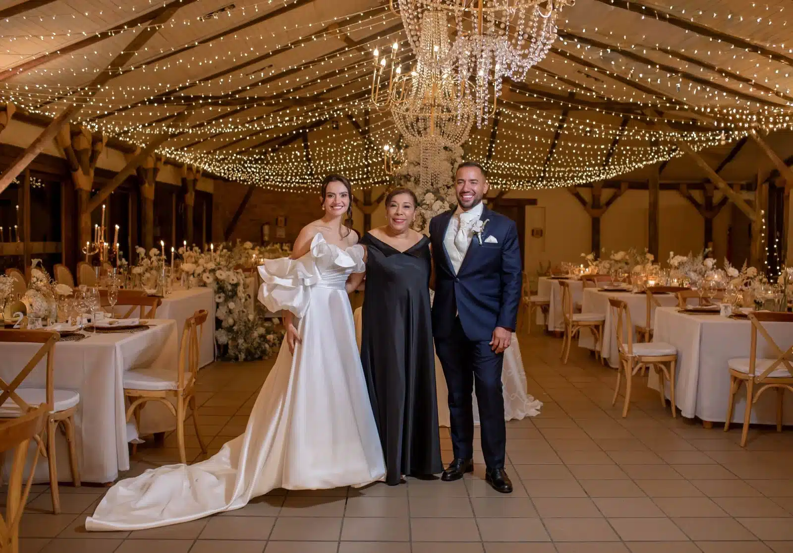 Novios elegantes con carro clásico en jardín - Organizadora de bodas en Colombia