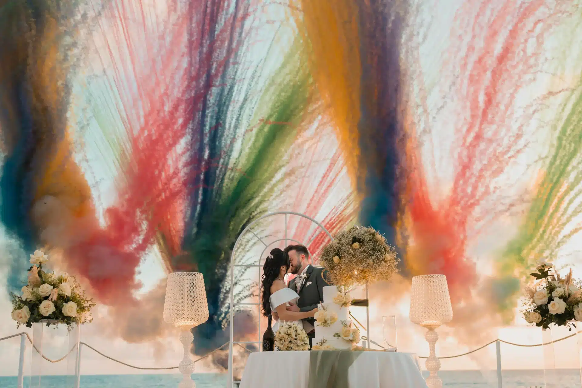 Matrimonio en la playa con explosión de colores y ceremonia elegante frente al océano en Cartagena Colombia