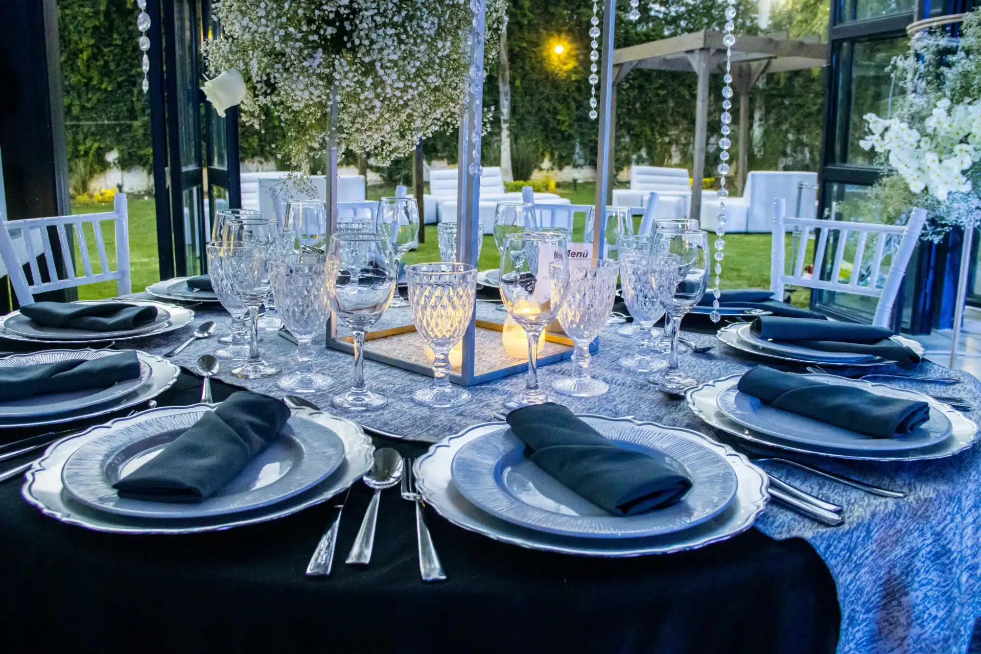 Decoración elegante para boda de plata con mesa y vajilla sofisticada 