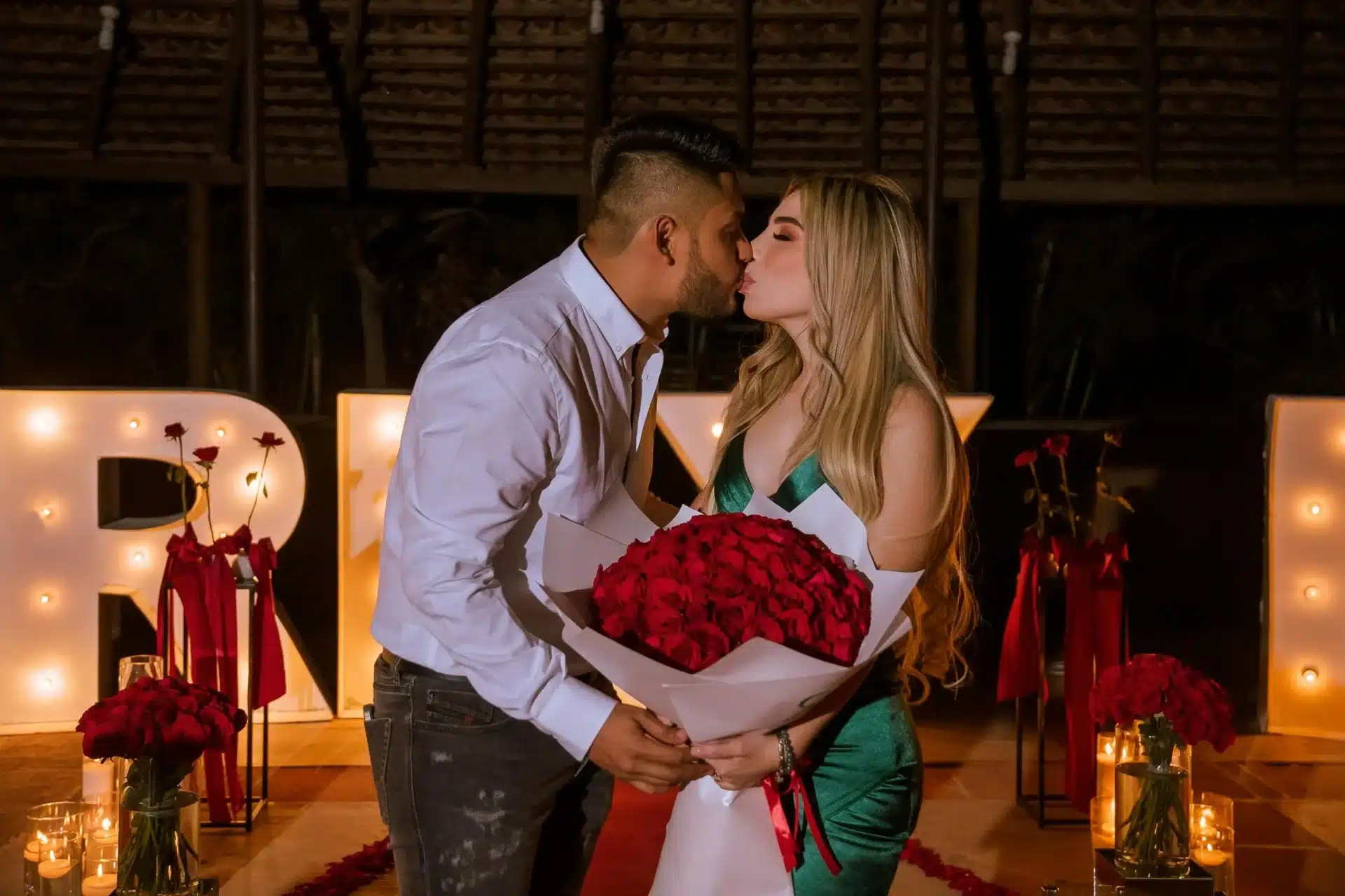 Propuesta de matrimonio espectacular de noche. 