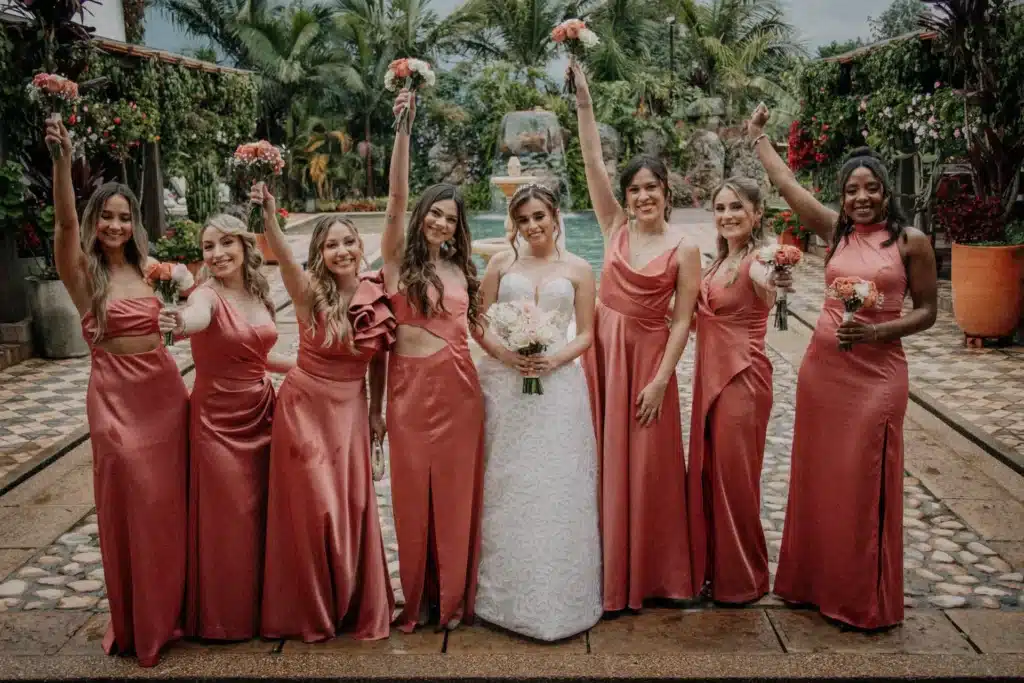 Damas de honor con vestidos celebrando junto a la novia