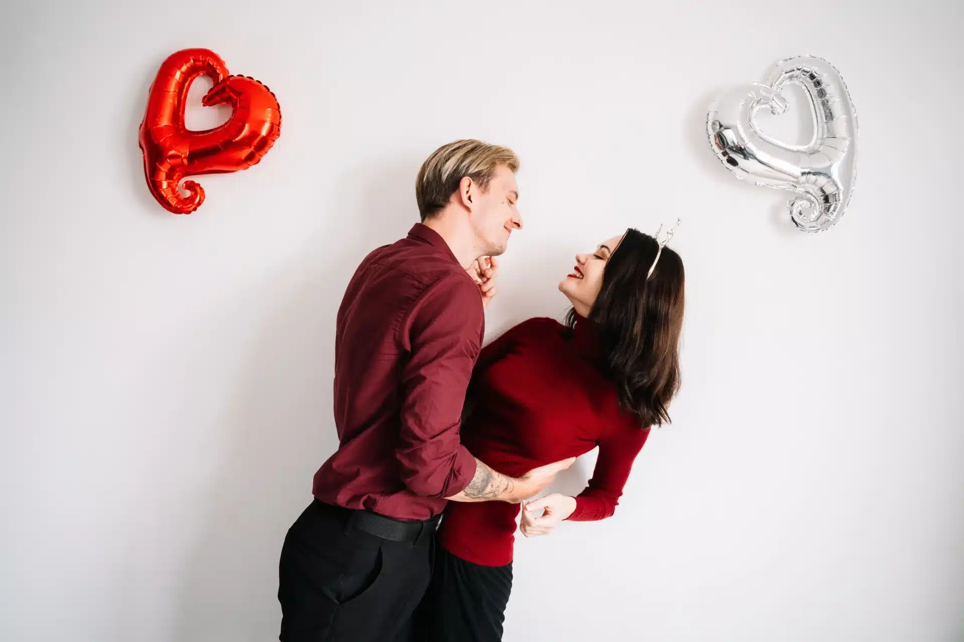 Pareja enamorada compartiendo un momento romántico
