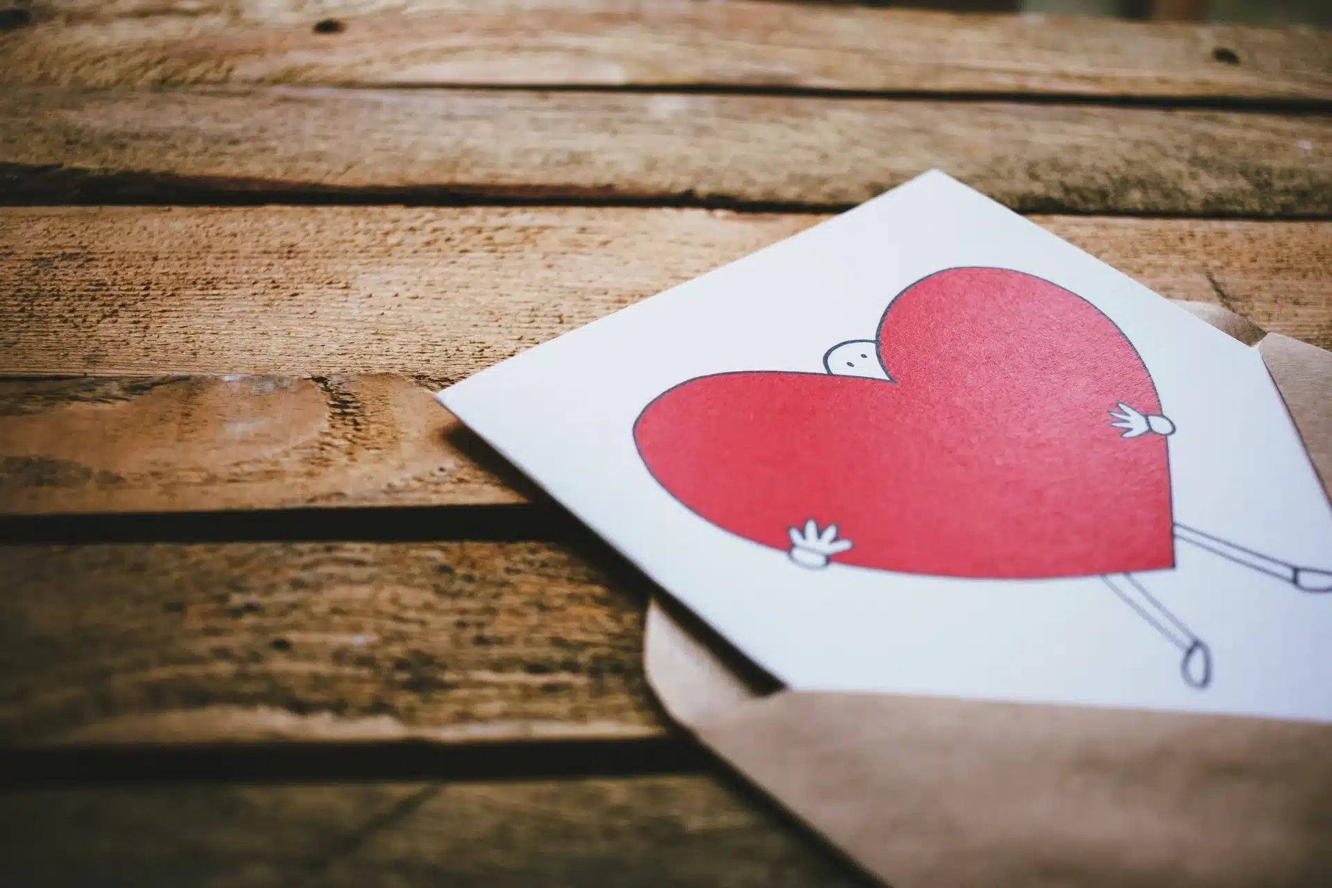 Tarjeta romántica con corazón rojo ideal para expresar amor y cariño a tu esposo