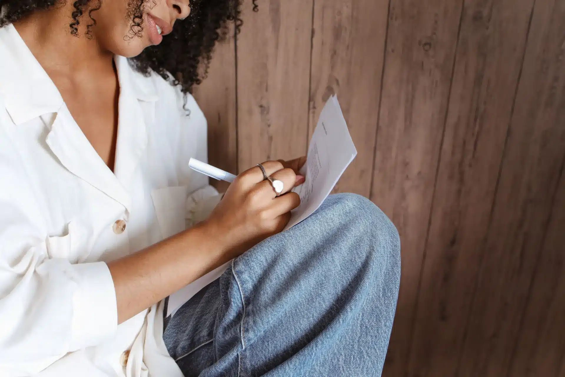 Mujer escribiendo una carta de amor con frases románticas para dedicar a su esposo.