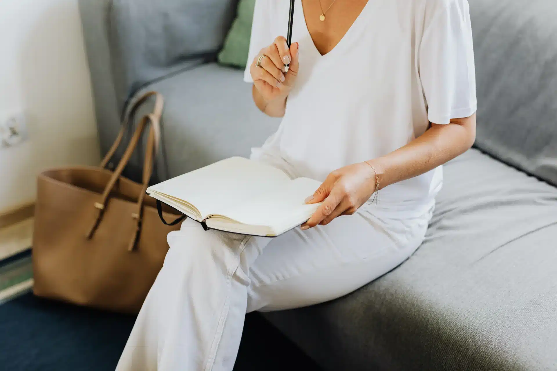 Mujer en una oficina escribiendo y organizando detalles relacionados con el protocolo de matrimonio y la planificación de una boda.