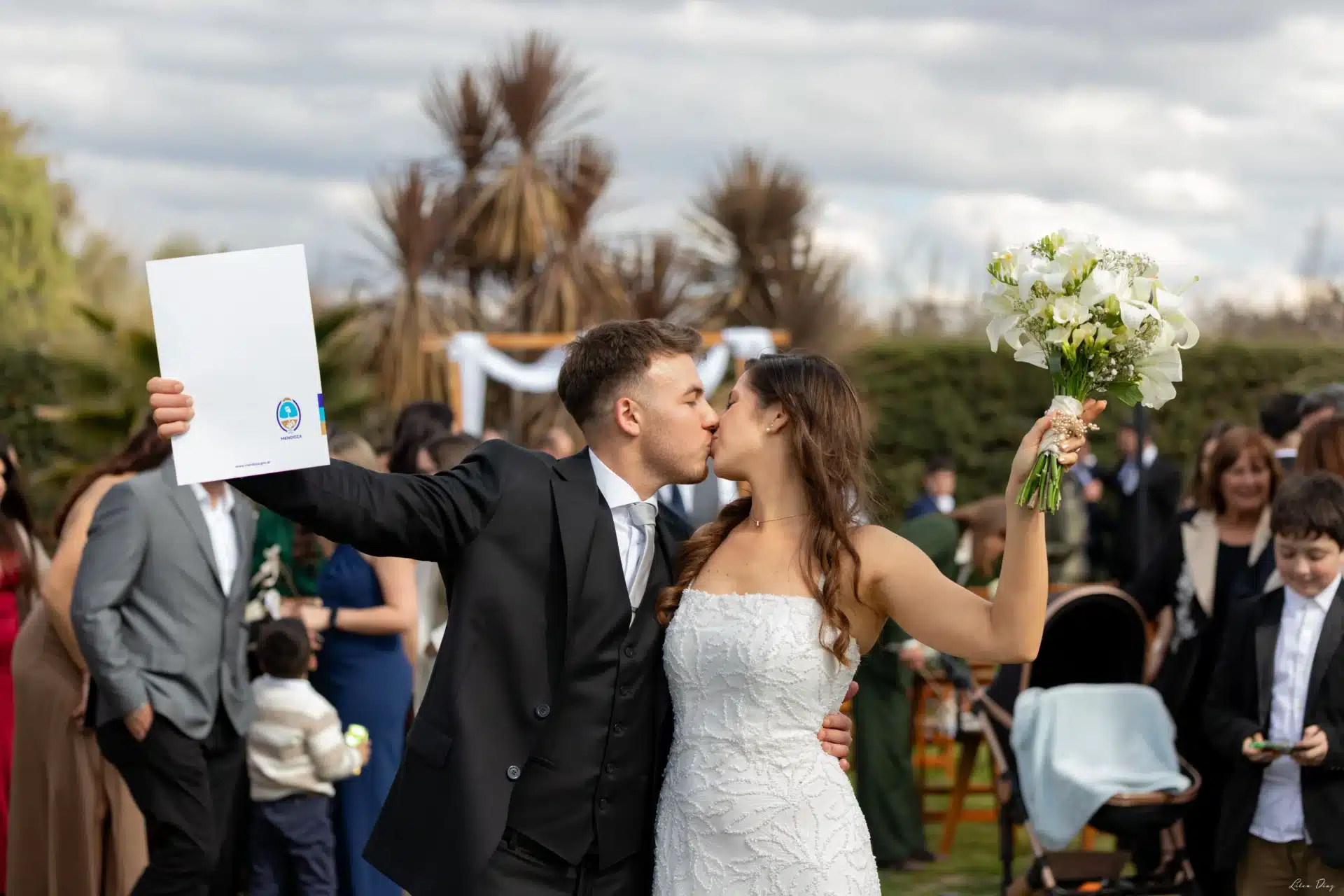 Pareja celebrando su boda civil en con una ceremonia elegante e íntima.