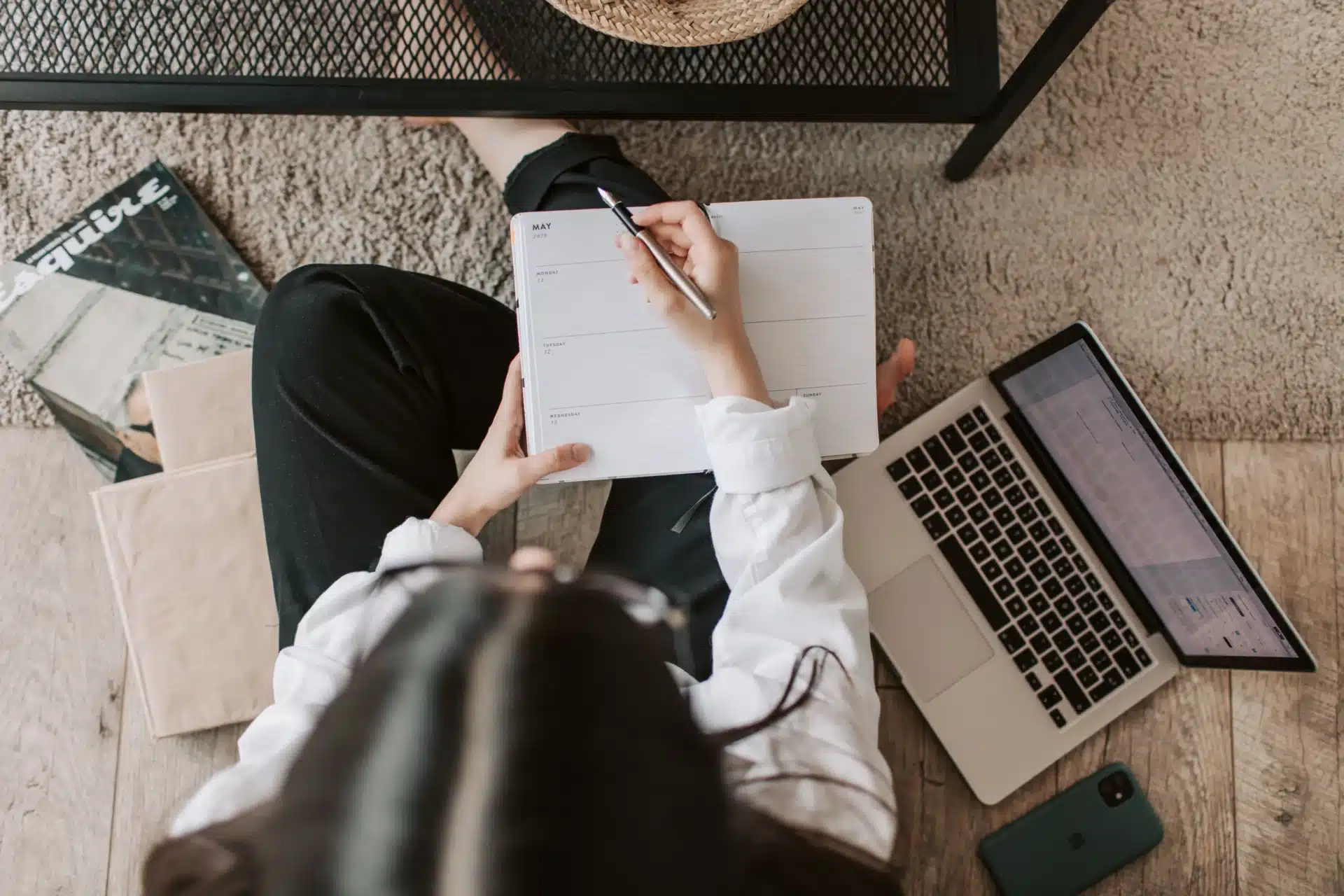 Mujer en una oficina escribiendo y buscando el lugar perfecto para celebrar un matrimonio campestre.